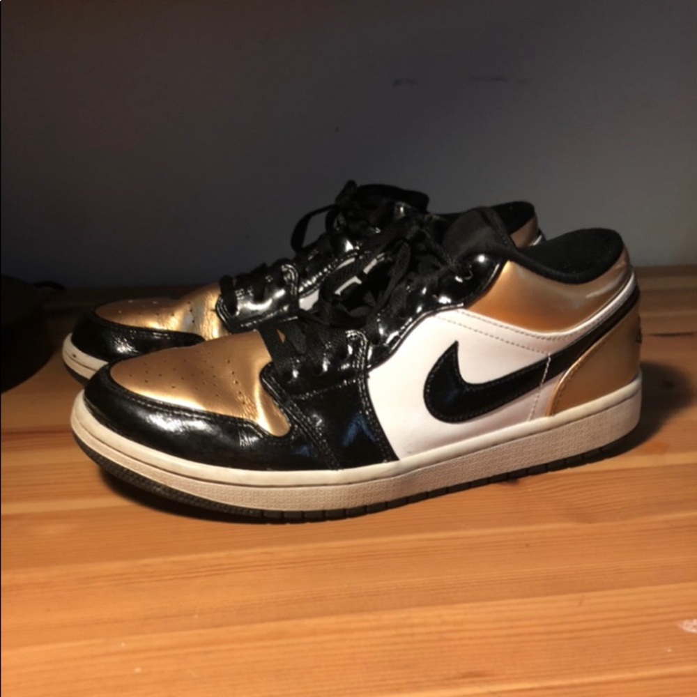 Jordan 1 Low Gold Toe Size 9